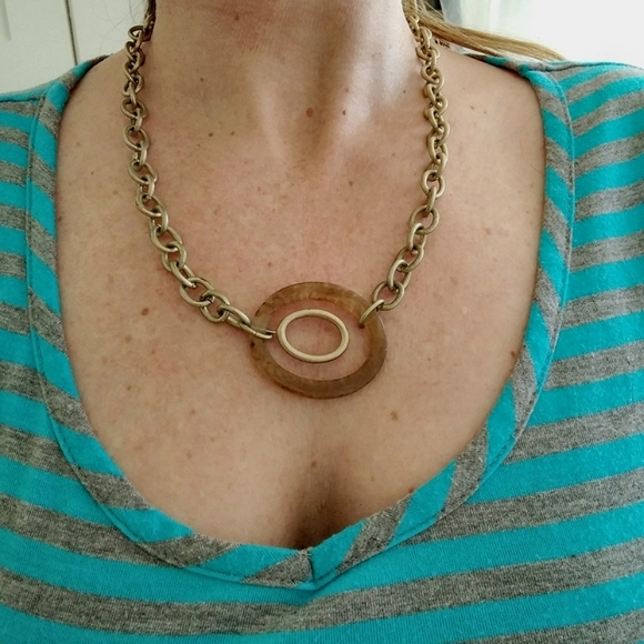 JNY Link Style Resin Necklace - Picture 5 of 9